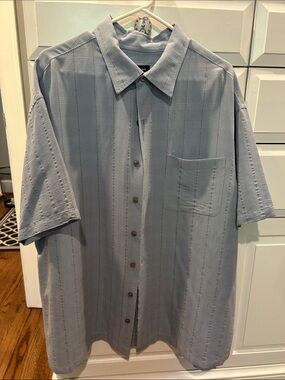Van Heusen Men's Light Blue Short-Sleeve Button-Down Shirt